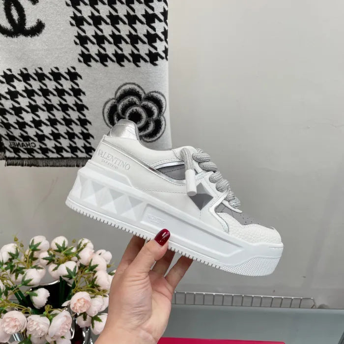 V - SNEAKERS