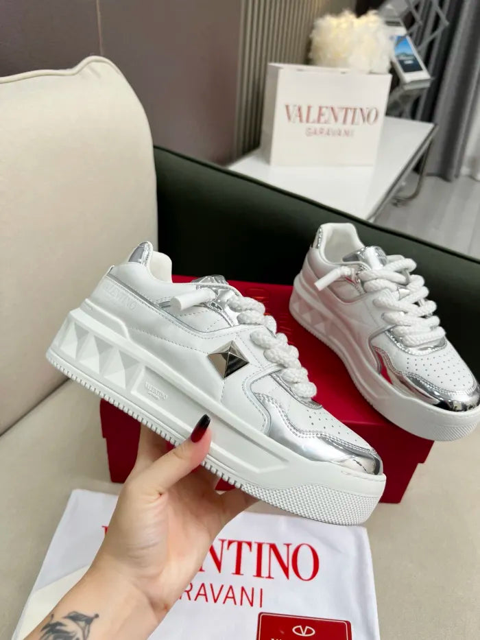 V - SNEAKERS